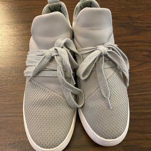 Women’s size 6.5 Steve Madden Lancer sneakers